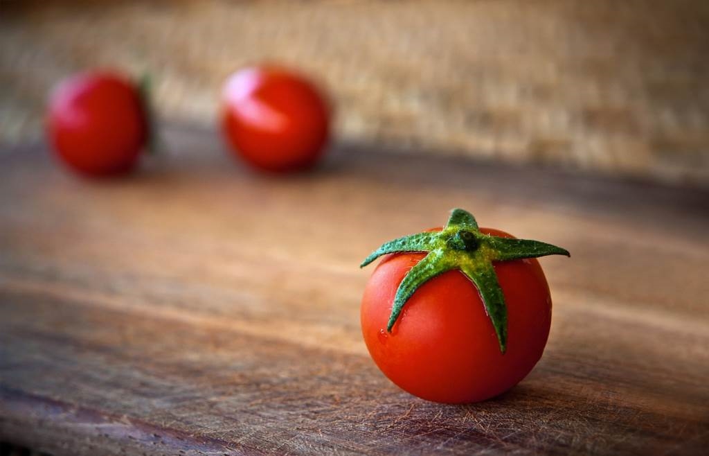 co ile podlewa sie pomidory w szklarni