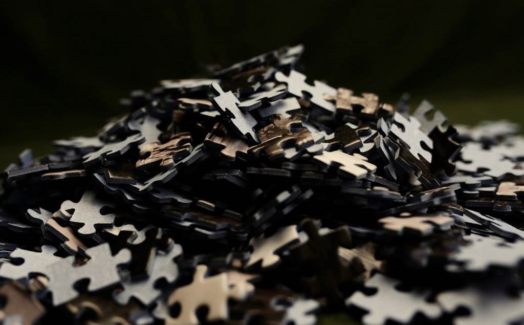 jak powiesić puzzle na ścianie